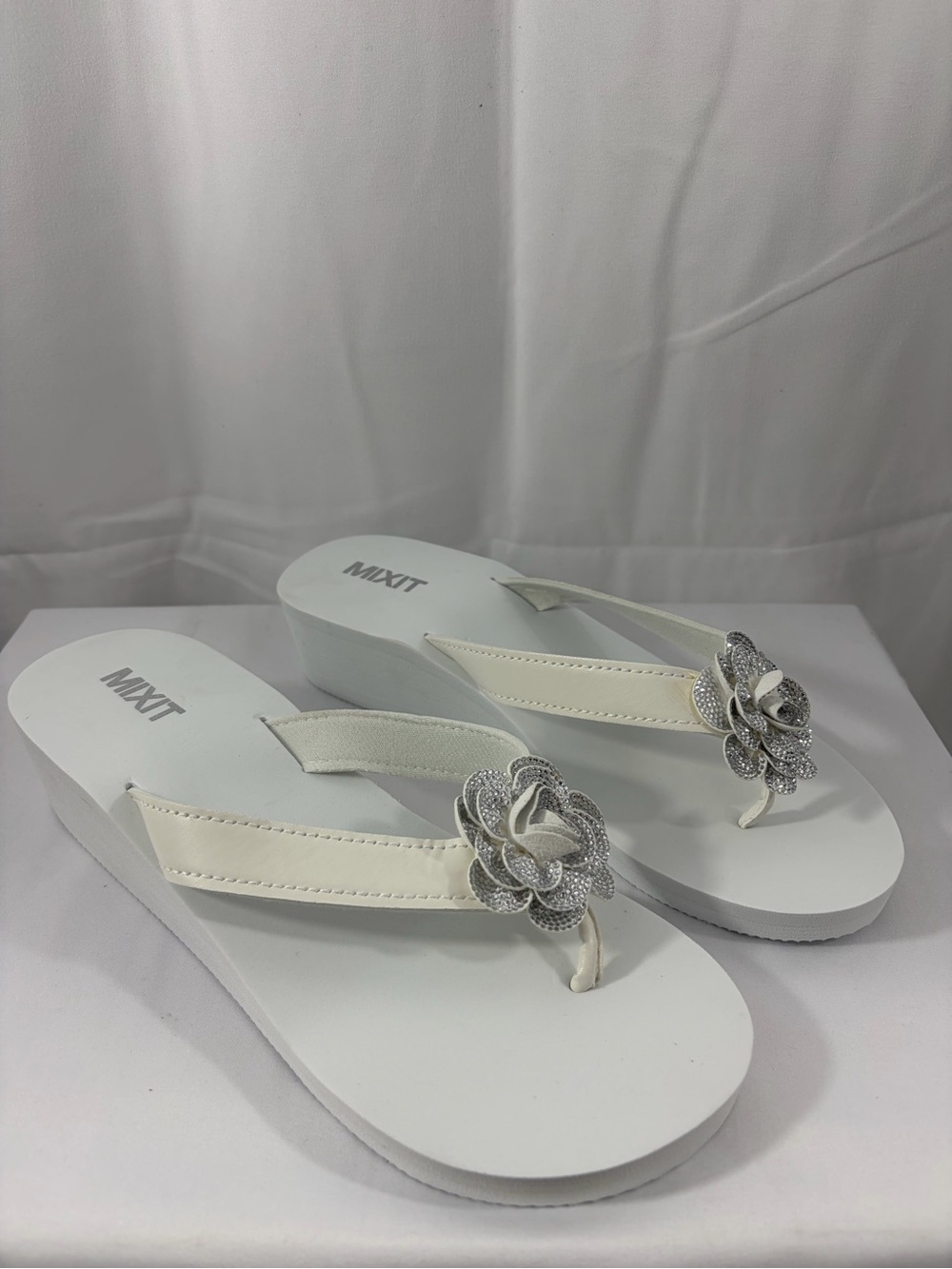 NWT MIXIT Womenâs Size 9 White Floral Wedge Sandal